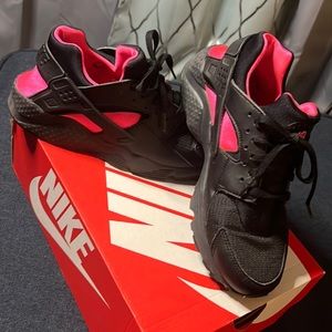 Nike Huarache Runs. Pink and black 🖤💗